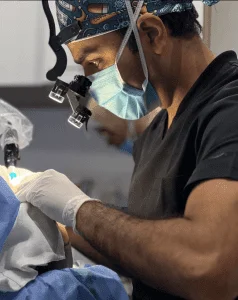 الدكتور شريف حجازي أثناء عملية زراعة شعر